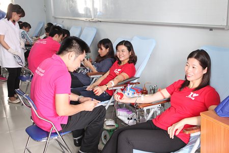 Cán bộ, sinh viên ĐHKT tích cực tham gia Ngày hội hiến máu nhân đạo 2015